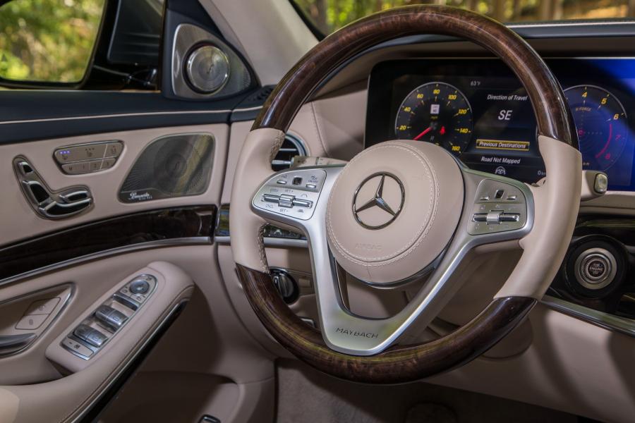 Детали интерьера Mercedes-Maybach S560 4Matic (X222) 2017 года  (NA) (фото 6 из 22)